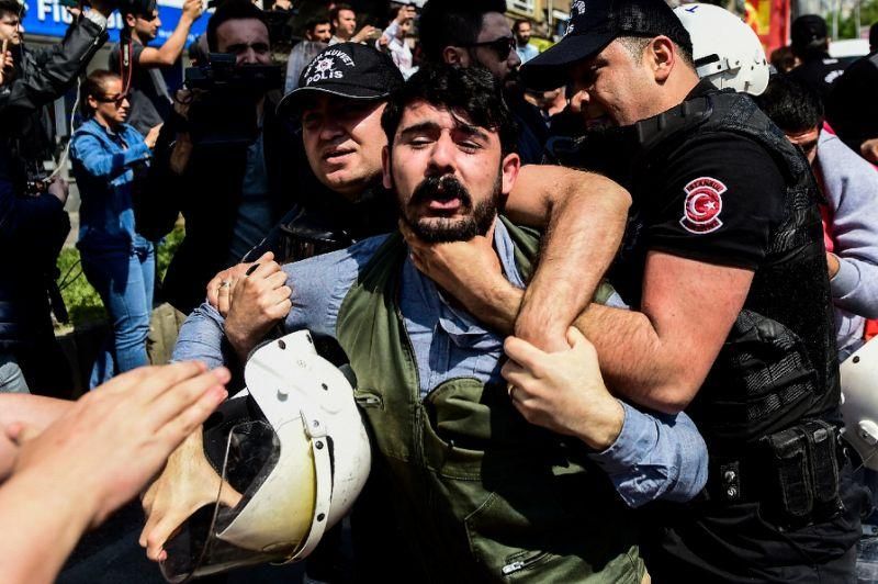 В Стамбуле полиция задержала около сотни человек во время протестов