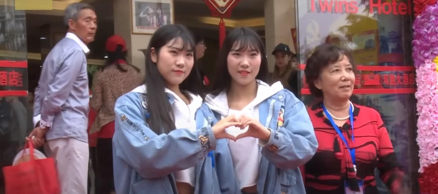 В Китае собралось рекордное количество близнецов на фестиваль