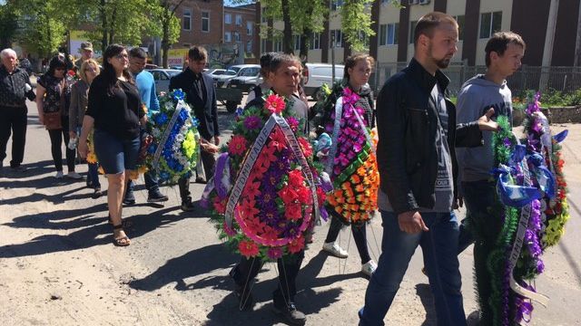 Україна провела в останню путь ще одного героя війни на Донбасі Україна провела в останню путь ще одного героя війни на Донбасі