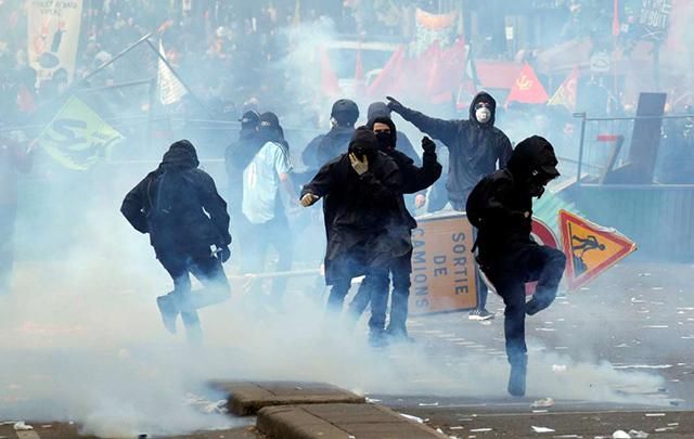 Демонстрації у Парижі: розгромлені магазини, спалені авто, затримані 276 осіб