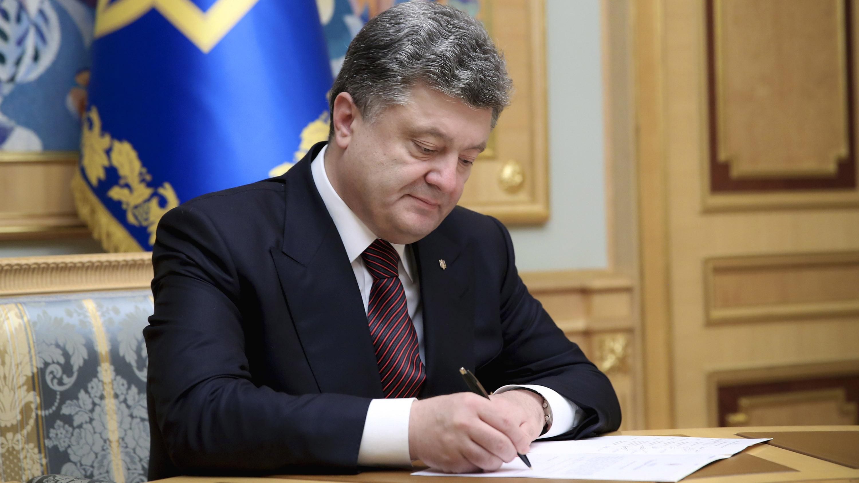 Порошенко підписав оновлений закон про реабілітацію жертв репресій комуністичного режиму