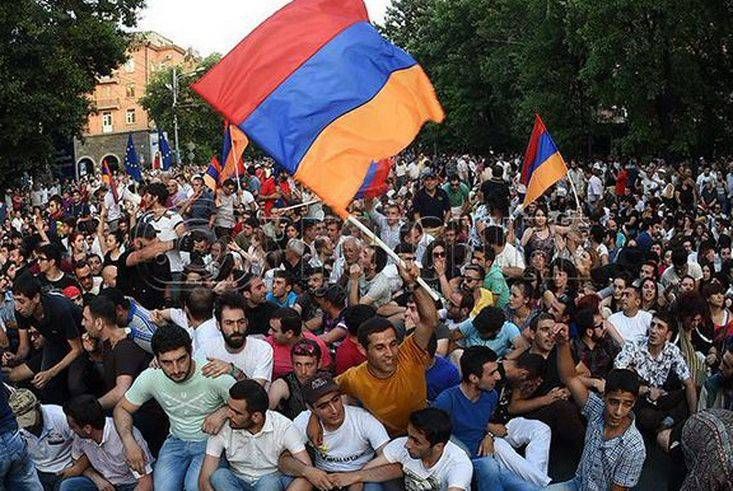 У Вірменії через протести зупинили рух поїздів