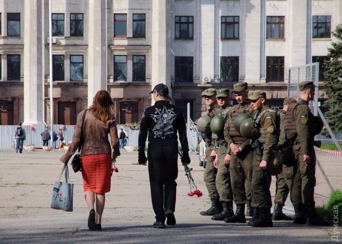 В Одессе во время акций полицейские обеспечивают порядок скандинавским методом