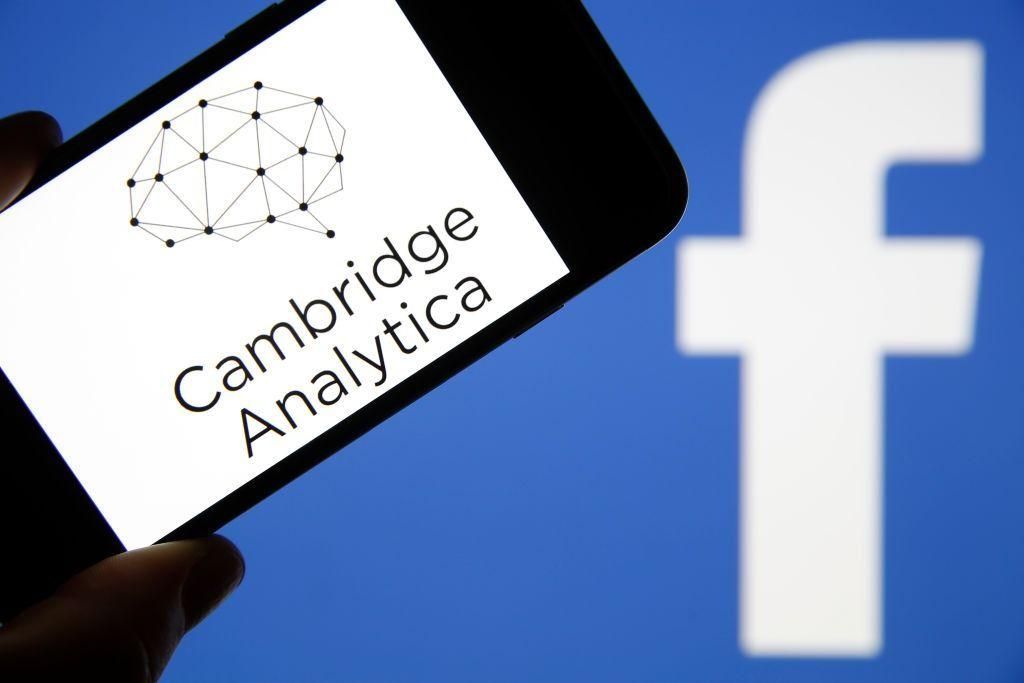  Cambridge Analytica, що незаконно отримала дані мільйонів користувачів Facebook, закривається