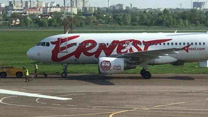 У Києві на злітній смузі сталася аварія за участі літака: деталі У Києві на злітній смузі сталася аварія за участі літака: деталі