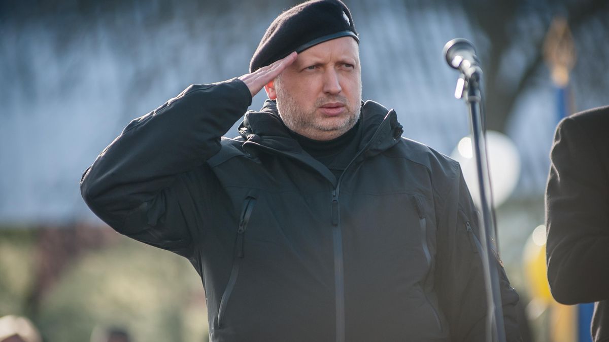 Порошенко наградил Турчинова высокой наградой Порошенко наградил Турчинова высокой наградой