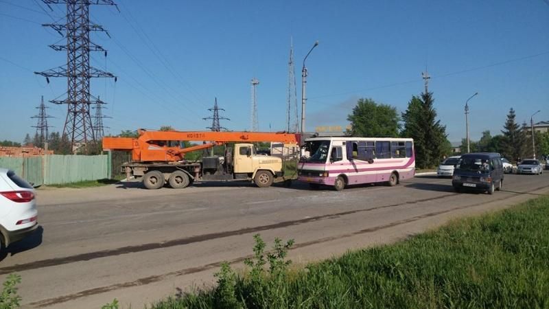 У Чернівцях вантажний кран наскрізь протаранив маршрутку: моторошні кадри