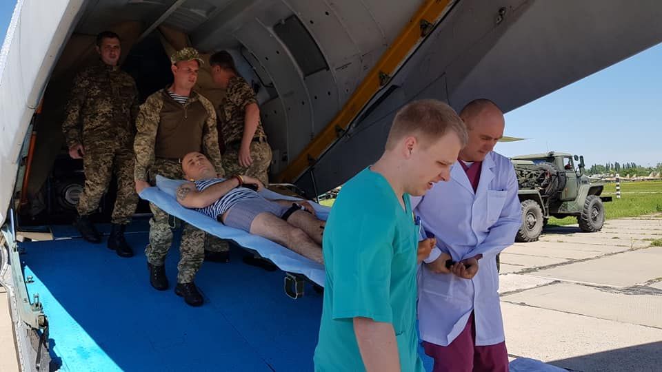 До Одеси прибув літак з пораненими українськими військовими: четверо у реанімації