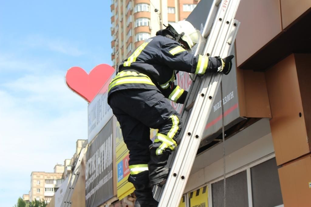 У Києві горів магазин: з'явились фото і відео У Києві горів магазин: з'явились фото і відео