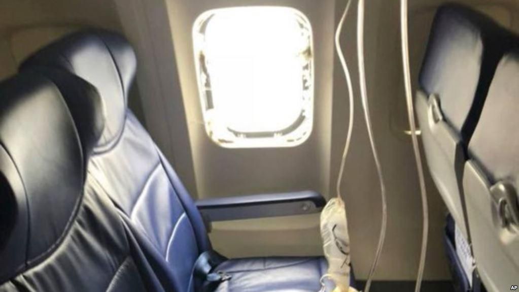 Тріснув ілюмінатор: у США пасажирський літак здійснив аварійну посадку Тріснув ілюмінатор: у США пасажирський літак здійснив аварійну посадку