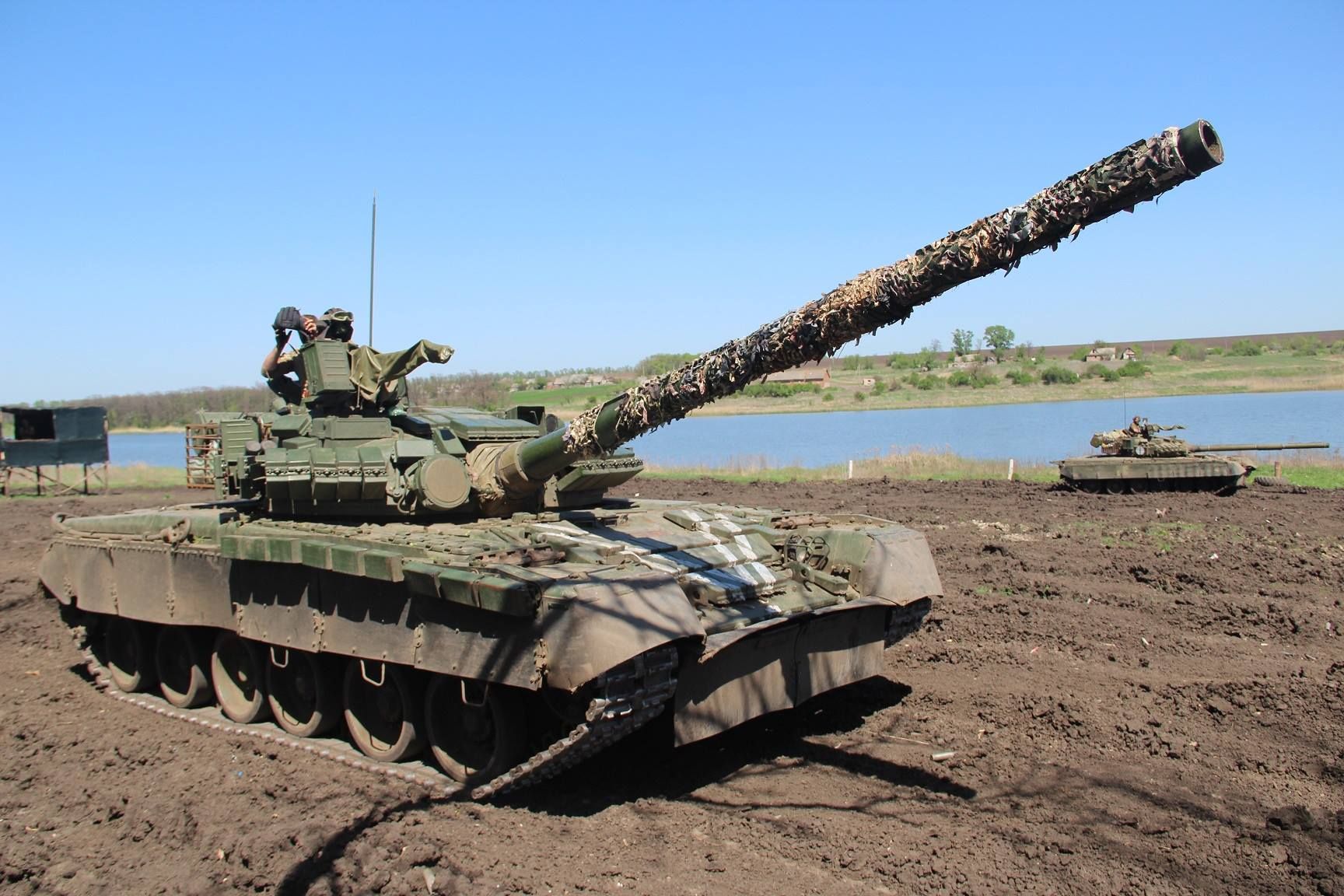 Українські танкісти-десантники показали свої тренування у зоні бойових дій на Донбасі