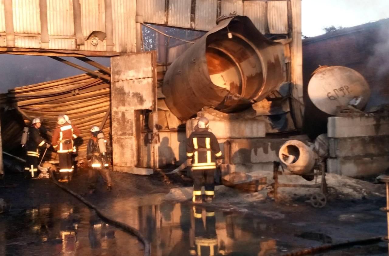 На Київщині загорілися склади: фото з місця події На Київщині загорілися склади: фото з місця події