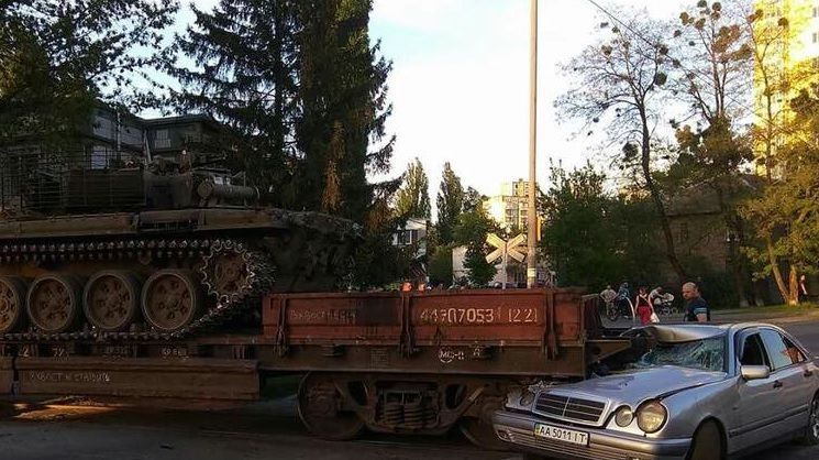 Страшна ДТП у Києві: потяг, що перевозив танк зіткнувся з машиною 