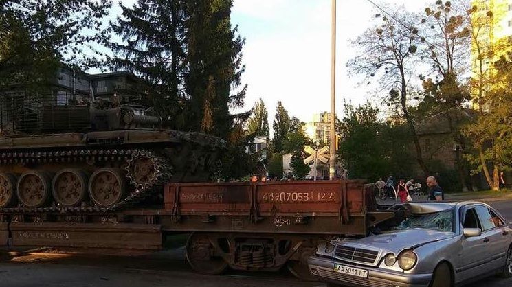 Страшное ДТП в Киеве: поезд, перевозивший танк столкнулся с машиной