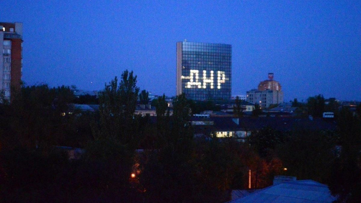 В окупованому Донецьку бойовики спаплюжили будівлю огидним написом: фото