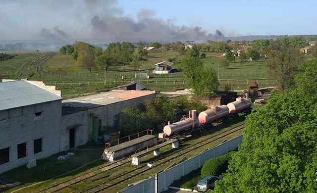 Інтенсивність вибухів у Балаклії зменшилася, гасіння пожежі триває Інтенсивність вибухів у Балаклії зменшилася, гасіння пожежі триває