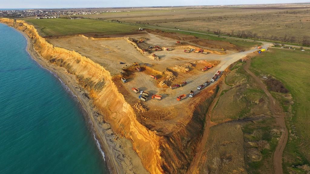 Россия почти уничтожила один из известных пляжей Крыма: шокирующие фото Россия почти уничтожила один из известных пляжей Крыма: шокирующие фото