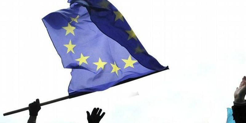 У Росії арештували чоловіка, який на першотравневій демонстрації розгорнув прапор ЄС У Росії арештували чоловіка, який на першотравневій демонстрації розгорнув прапор ЄС