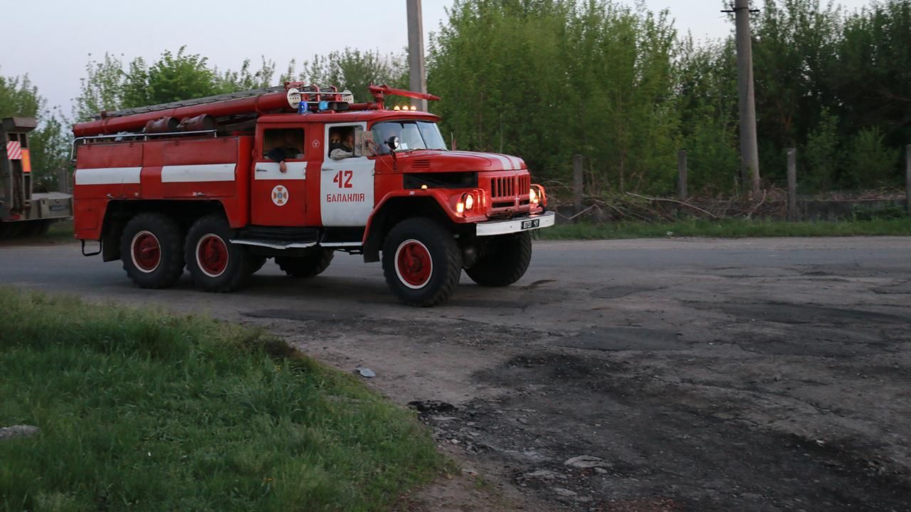 Вибухи боєприпасів у Балаклії: яка ситуація на місці пожежі (фото) Вибухи боєприпасів у Балаклії: яка ситуація на місці пожежі (фото)