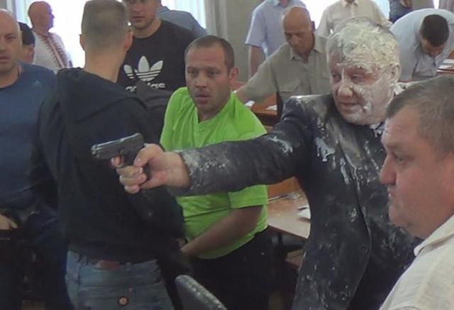 Депутат влаштував стрілянину на сесії міськради Нікополя: фото і відео
