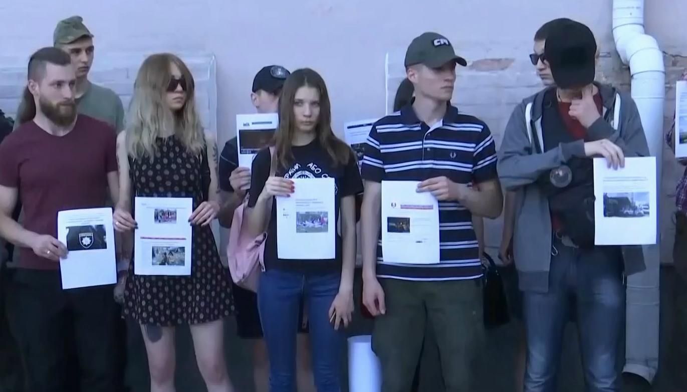 У Києві активісти організували акцію під стінами управління поліції