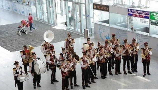 Виступ оркестру в аеропорту