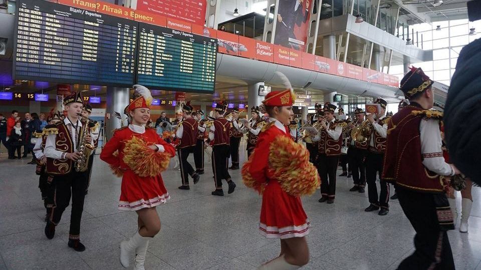 Во Львове в аэропорту провели флешмоб ко Дню города Во Львове в аэропорту провели флешмоб ко Дню города