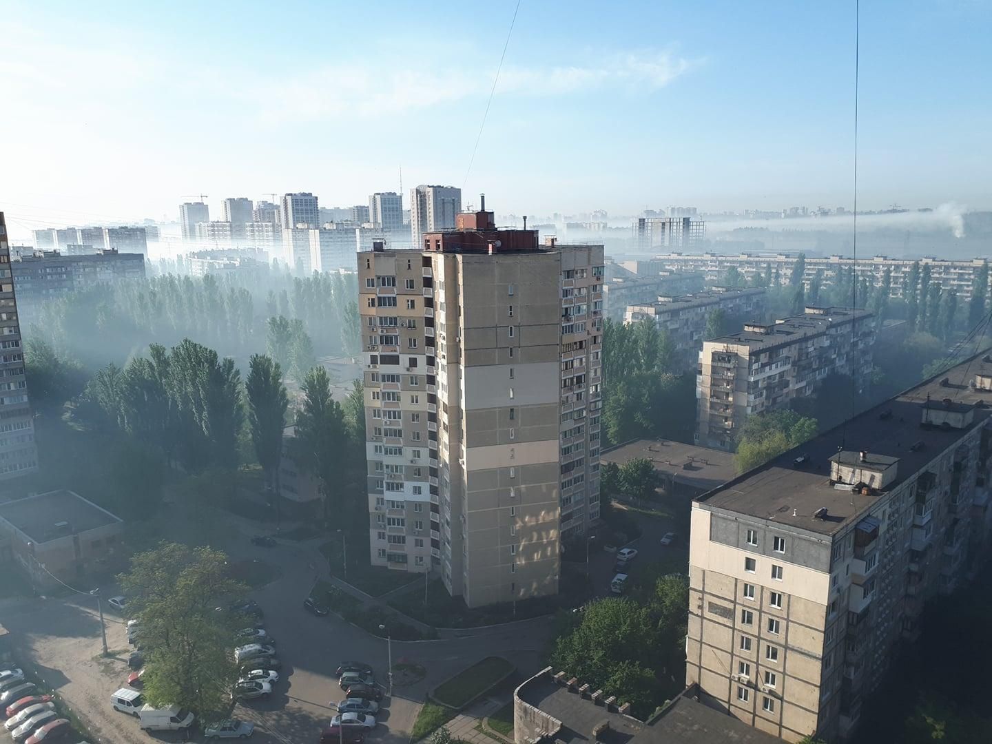 Частину Києва накрив густий дим: у соцмережах діляться промовистими фото Частину Києва накрив густий дим: у соцмережах діляться промовистими фото