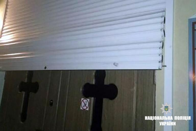 У Франківську п'яний юнак розбив статую Божої Матері та потрощив церковне майно У Франківську п'яний юнак розбив статую Божої Матері та потрощив церковне майно