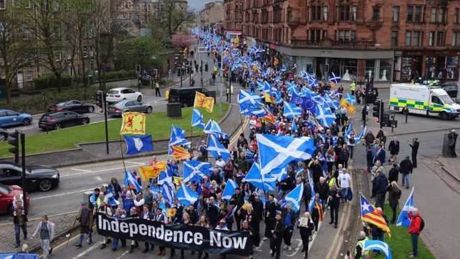 У Глазго тисячі людей вийшли на мітинг за незалежність Шотландії: фоторепортаж