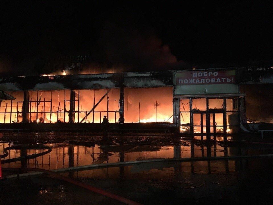 Вночі в Росії горіли два торгові центри: фото та відео масштабних пожеж