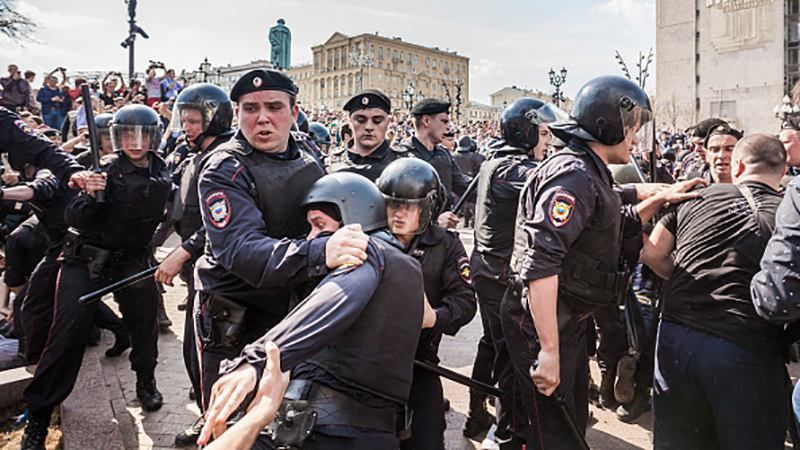 Журналіста з невимовною жорстокістю затримали під час антипутінських акцій протесту: відео