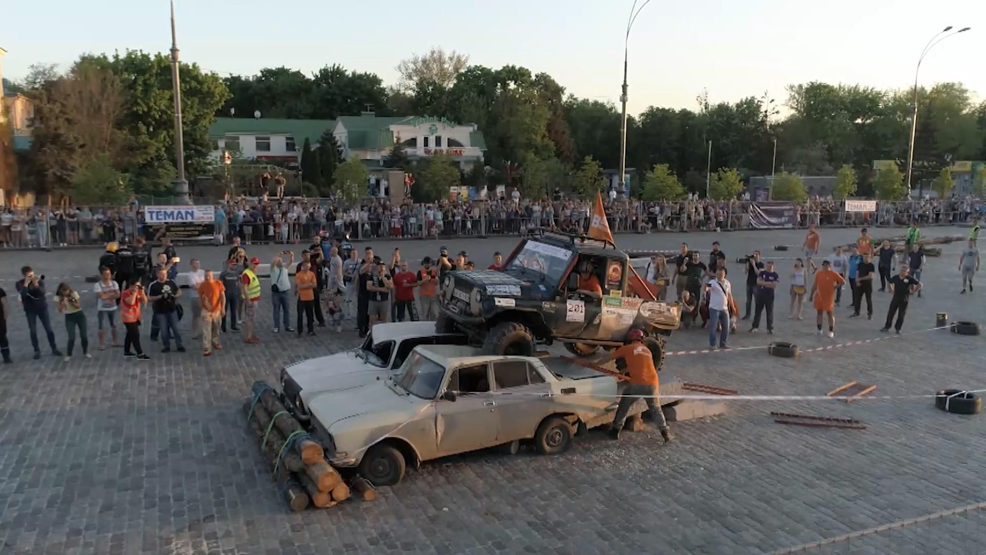 На харківських змаганнях позашляховиків видовищно чавили машини: вражаючі фото На харківських змаганнях позашляховиків видовищно чавили машини: вражаючі фото