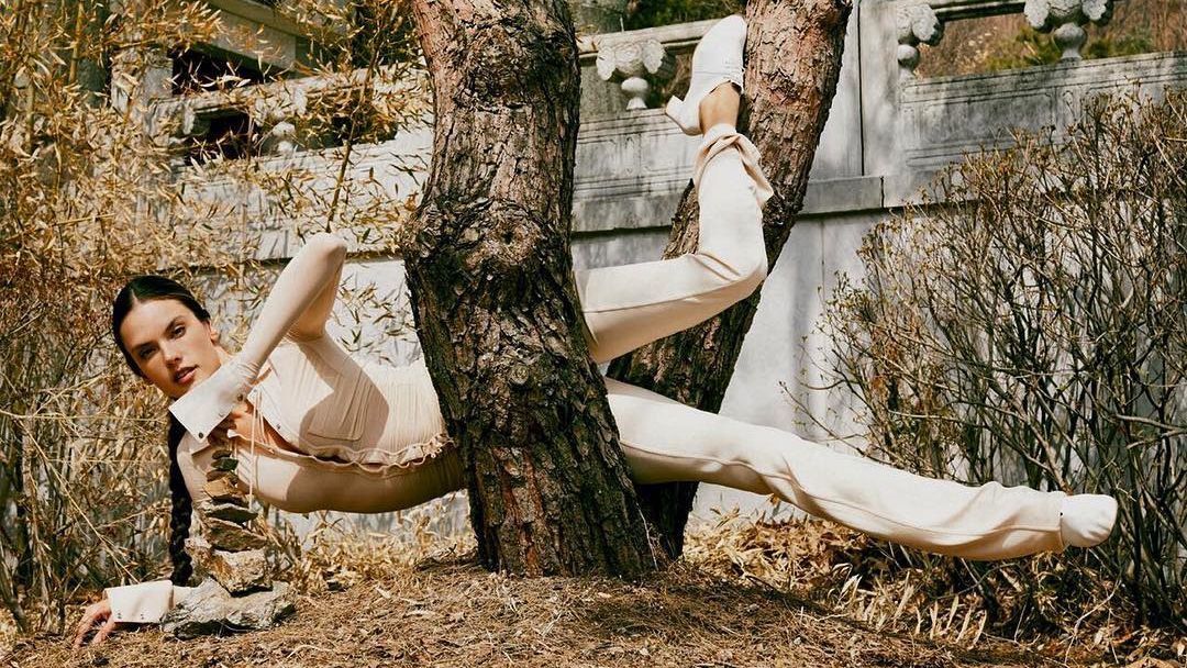 Алессандра Амбросіо приміряла яскраві образи для бразильського глянцю: фото Алессандра Амбросіо приміряла яскраві образи для бразильського глянцю: фото