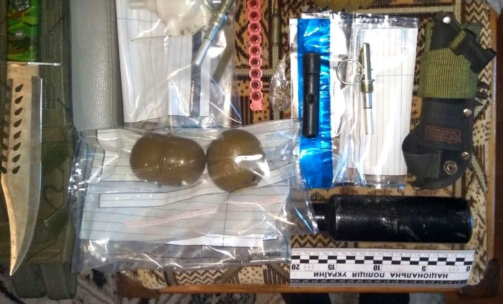 Полиция задержала военного человека, который угрожал жене гранатой Полиция задержала военного человека, который угрожал жене гранатой