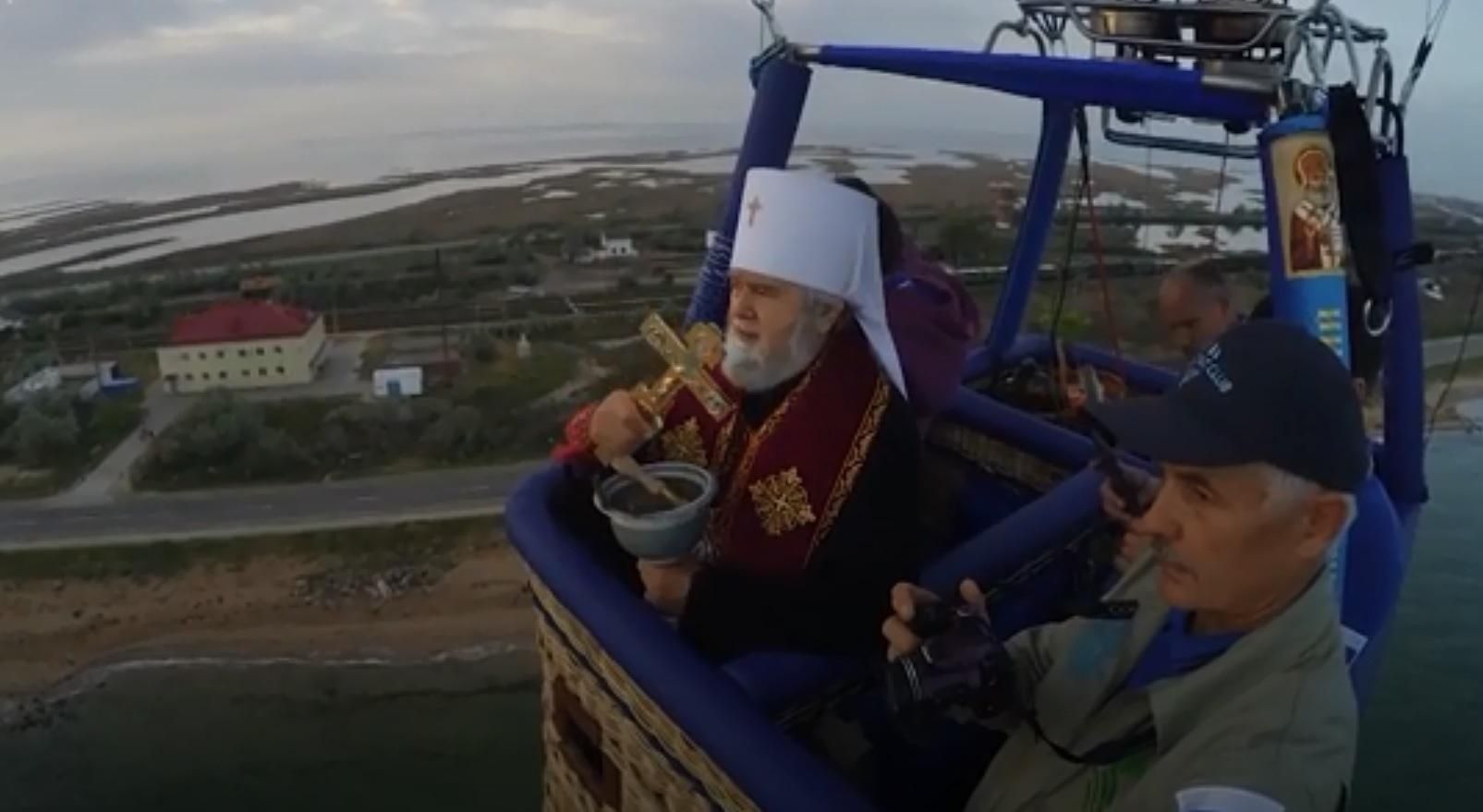 Окупанти освятили Кримський міст з неба: відео