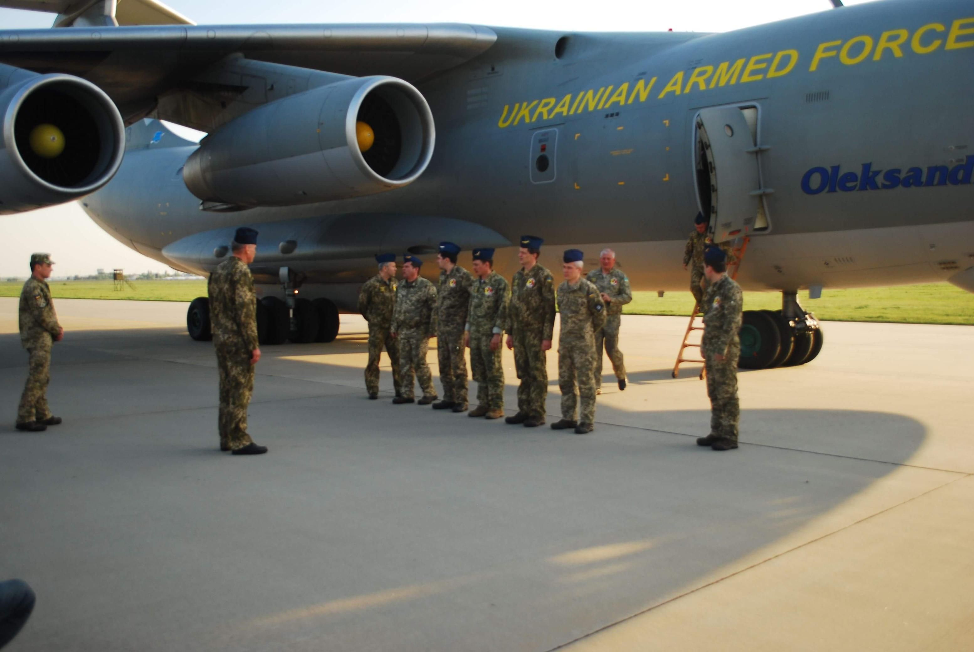 В Україну з Гренландії повернулися військові льотчики після виконання екстремальної операції