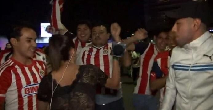 Журналістка "врізала" мікрофоном мексиканцю, який помацав її у прямому ефірі (відео) Журналістка "врізала" мікрофоном мексиканцю, який помацав її у прямому ефірі (відео)