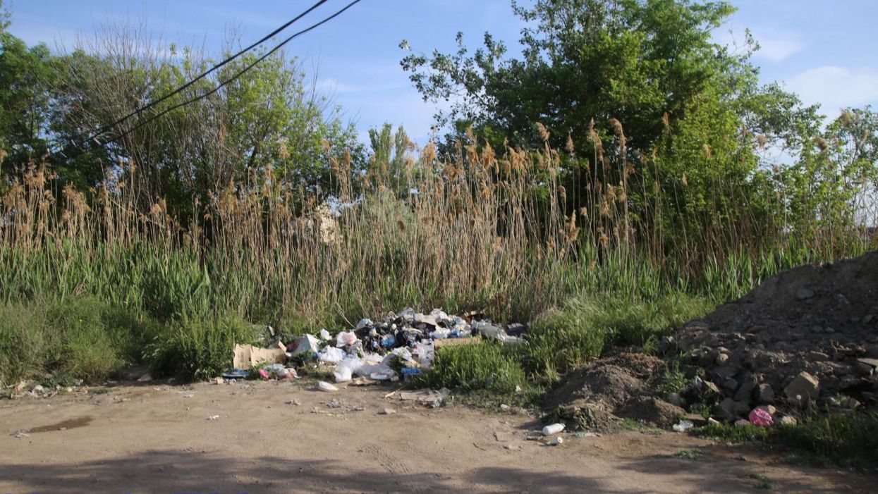 Окупанти завалили сміттям колись живописний пляж у Керчі: шокуючі фото Окупанти завалили сміттям колись живописний пляж у Керчі: шокуючі фото