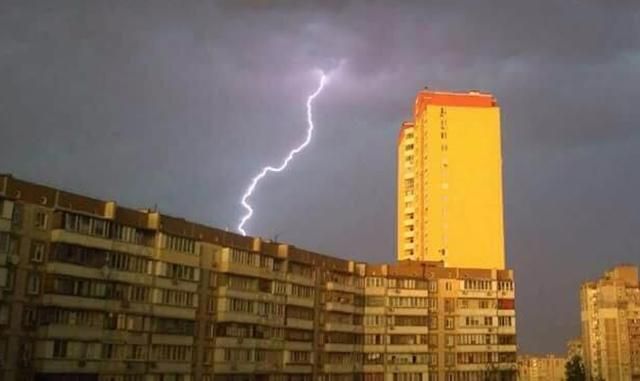 Киевом прошли сильные ливни с грозами: в соцсетях делятся снимками молний