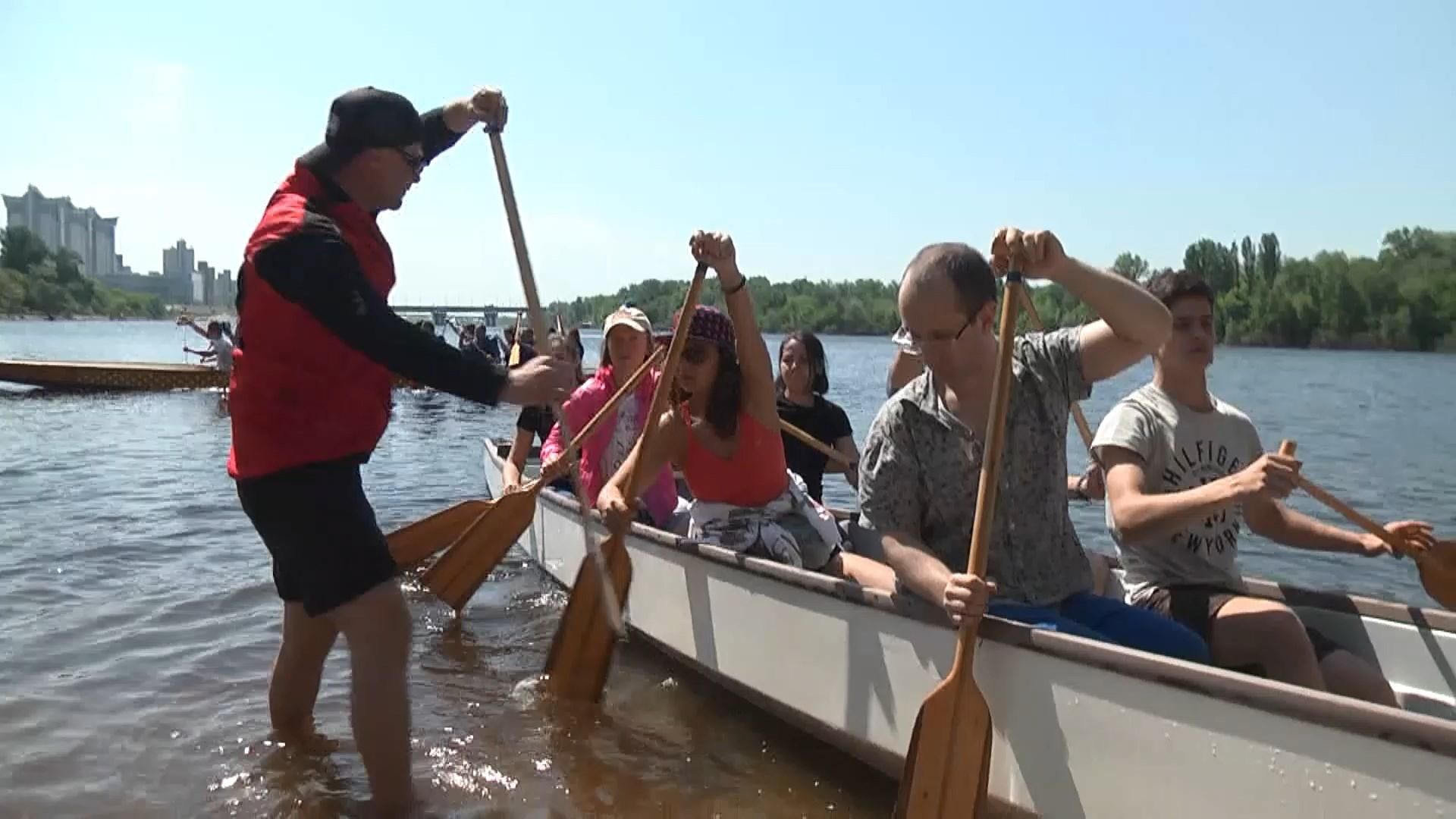 У Києві влаштували масовий заплив на екзотичних човнах У Києві влаштували масовий заплив на екзотичних човнах