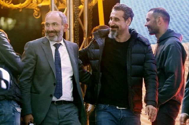 Лідер рок-групи SOAD приїхав до Єревану, щоб підтримати протестувальників