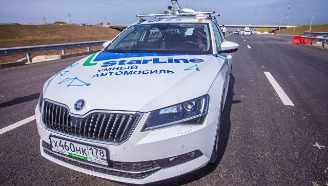 Кримський міст: окупанти хизуються проїздом безпілотних автомобілів на автопідходах до мосту