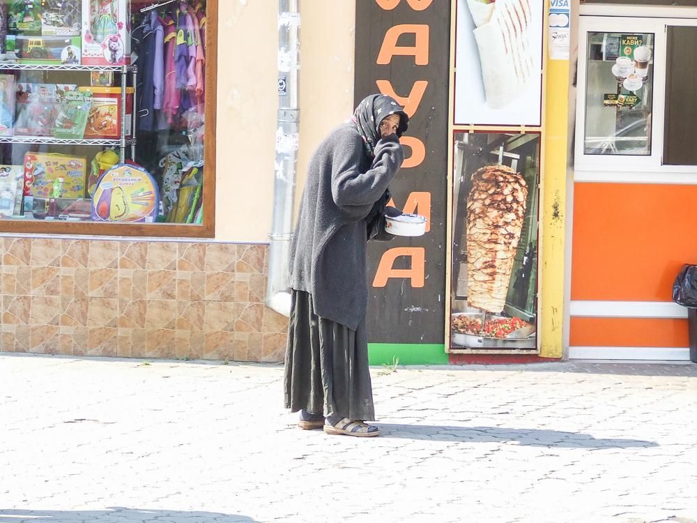 В Черкассах вылавливают переодетых в бабушек-попрошаек аферистов В Черкассах вылавливают переодетых в бабушек-попрошаек аферистов