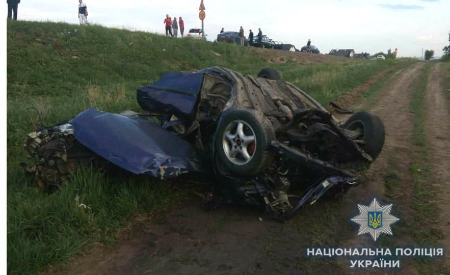 Смертельна ДТП на Рівненщині: авто врізалося в огорожу і перекинулося, двоє хлопців загинули