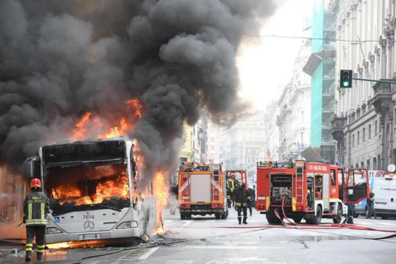 У центрі Риму спалахнув автобус: шокуючі фото та відео з місця події