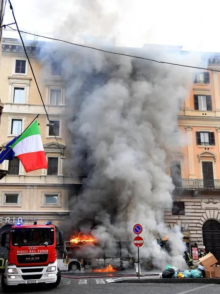 Чорний дим внаслідок пожежі автобуса в Римі