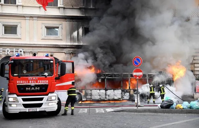 Палання автобуса в центрі Риму Палання автобуса в центрі Риму