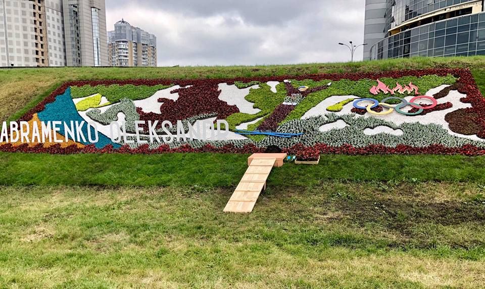 В Киеве открыли уникальное цветочное панно в честь олимпийского чемпиона Абраменка: фото