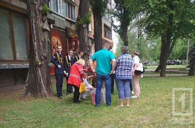 Студенти раптово знепритомніли під час параду у Кривому Розі Студенти раптово знепритомніли під час параду у Кривому Розі